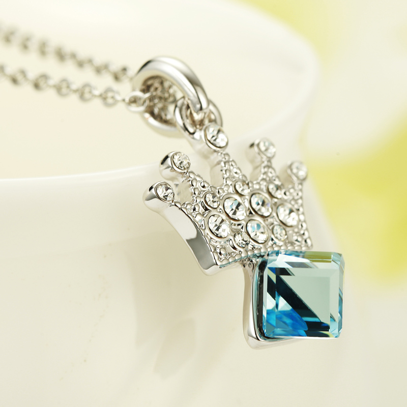 3Magic crown pendant